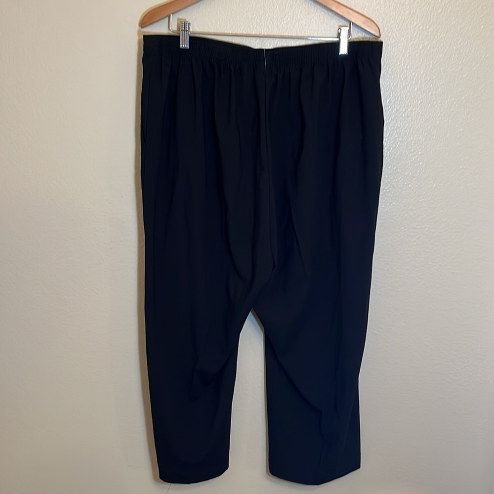 Alfred Dunner Black Plus Size Crop Pants - Picture 6 of 8